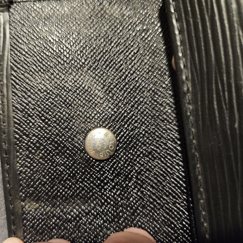 LOUIS VUITTON - PRISTINE LV EPI KEY CASE - Picture 14 of 16